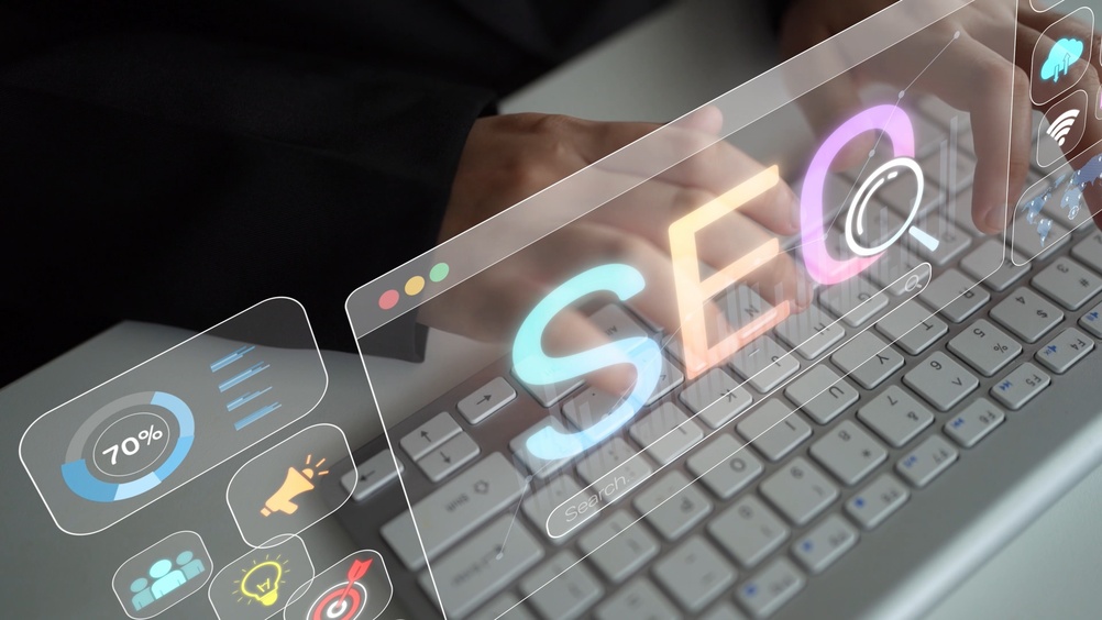 Ondernemer werkt met SEO bureau aan zoekmachineoptimalisatie strategie